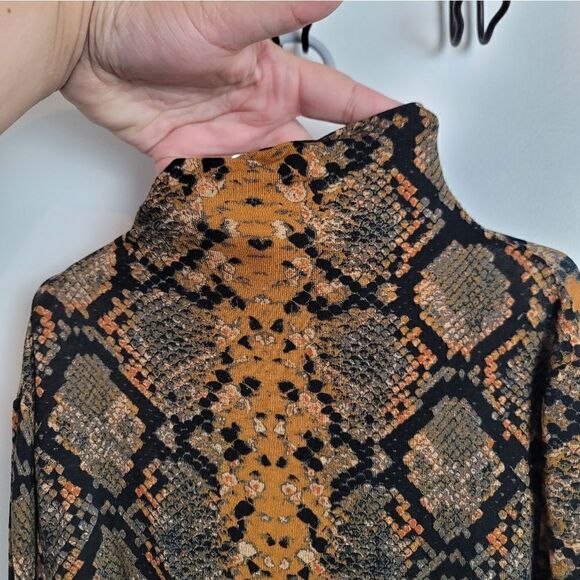 LEITH Snakeskin Print Turtleneck Top - Picture 2 of 8